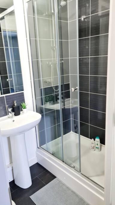Stylish 2 Bedroom Apartment / Free Gated Parking グラスゴー エクステリア 写真