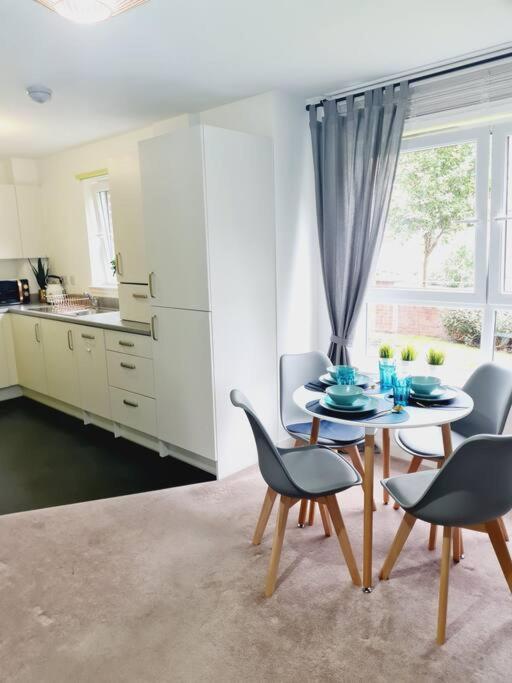 Stylish 2 Bedroom Apartment / Free Gated Parking グラスゴー エクステリア 写真