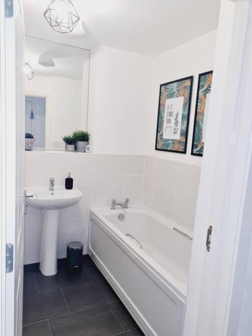 Stylish 2 Bedroom Apartment / Free Gated Parking グラスゴー エクステリア 写真