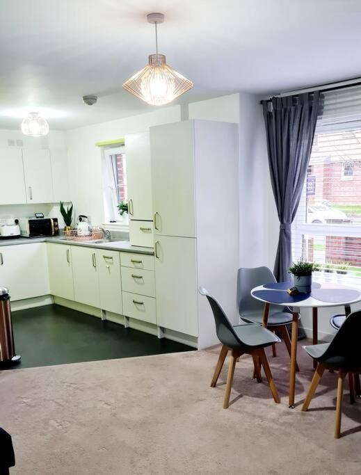 Stylish 2 Bedroom Apartment / Free Gated Parking グラスゴー エクステリア 写真