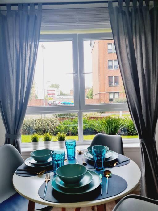 Stylish 2 Bedroom Apartment / Free Gated Parking グラスゴー エクステリア 写真